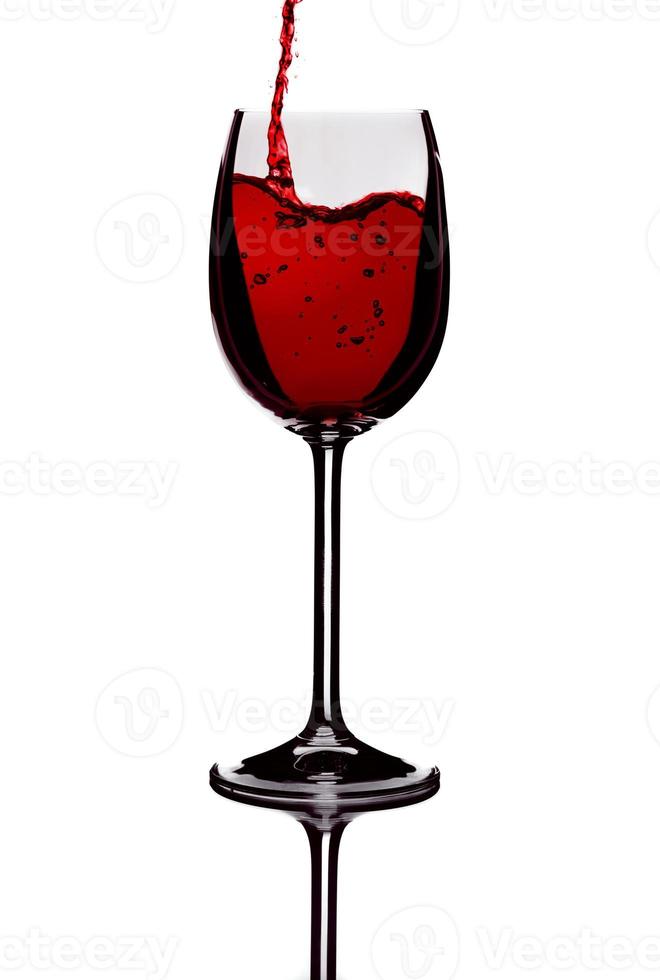 verser du vin rouge dans un verre en studio isolé sur blanc photo