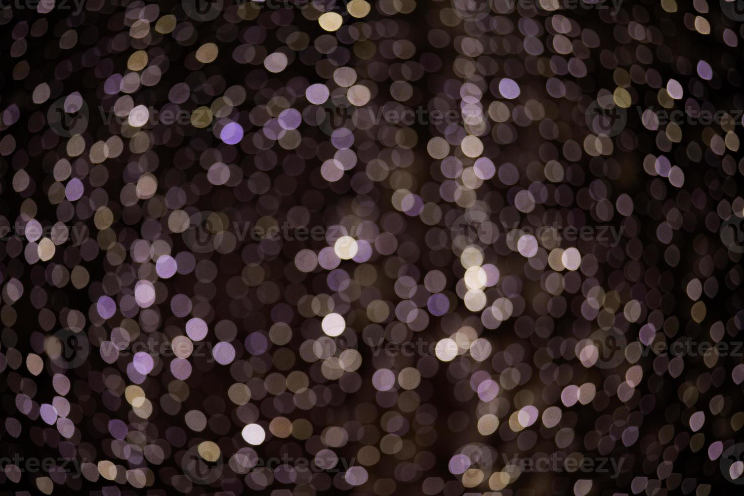 lumières violettes de Noël floues avec un joli bokeh rond photo