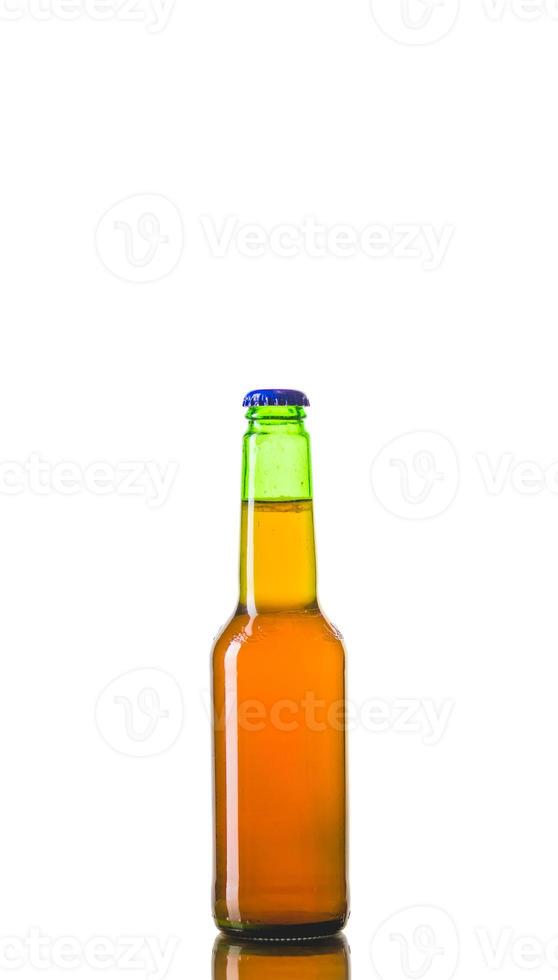 Pry-off bouteille de bière verte détail isolated on white photo