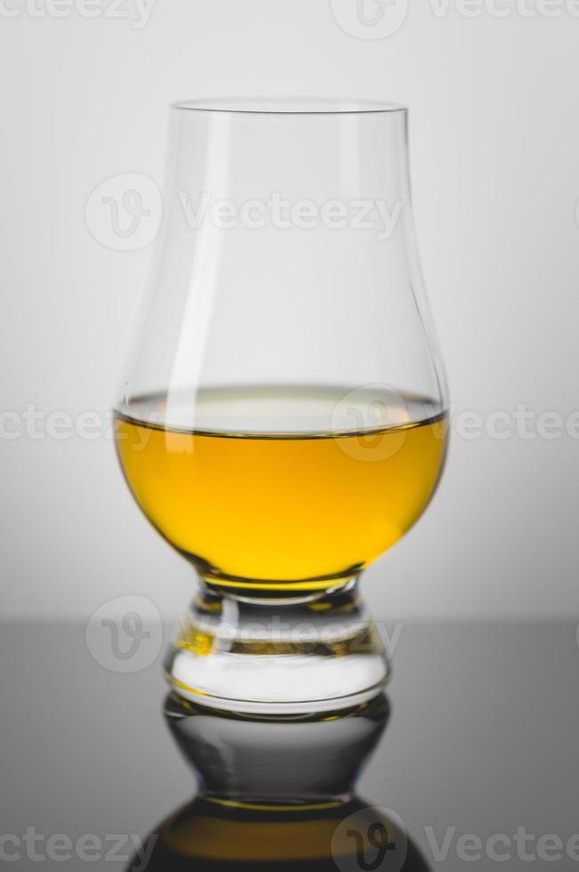 verre de dégustation avec un verre de scotch whisky photo