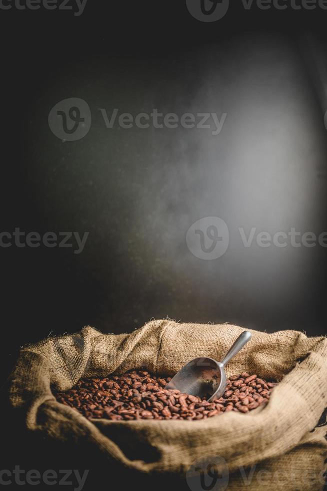 sac en toile avec de délicieuses fèves de cacao torréfiées photo