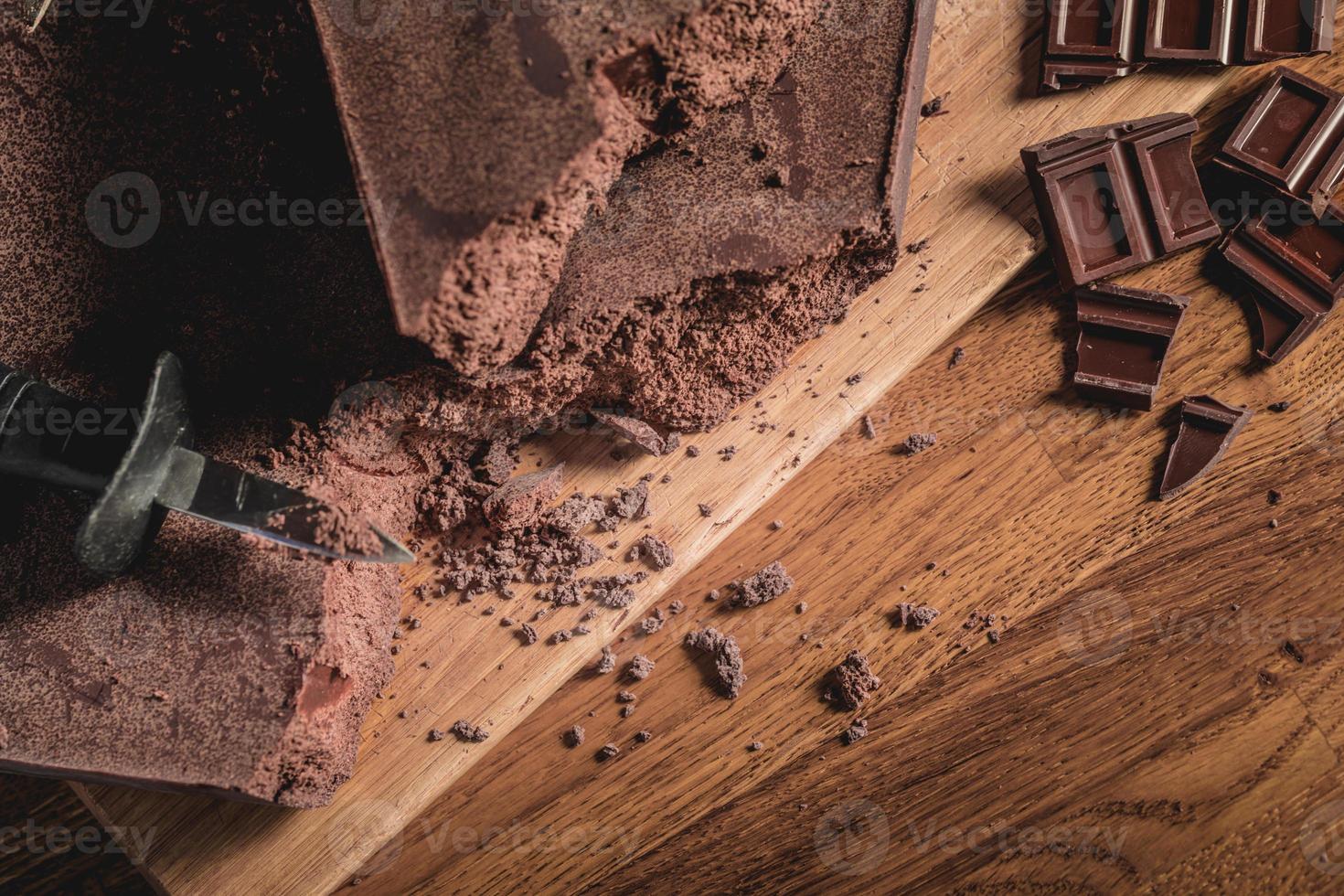 arrangement de vue de dessus de table sucrée de fèves de cacao, de nibs et de barres de chocolat photo