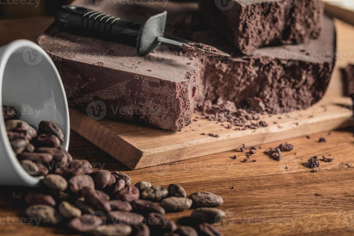 arrangement sucré de fèves de cacao et de barres de chocolat photo