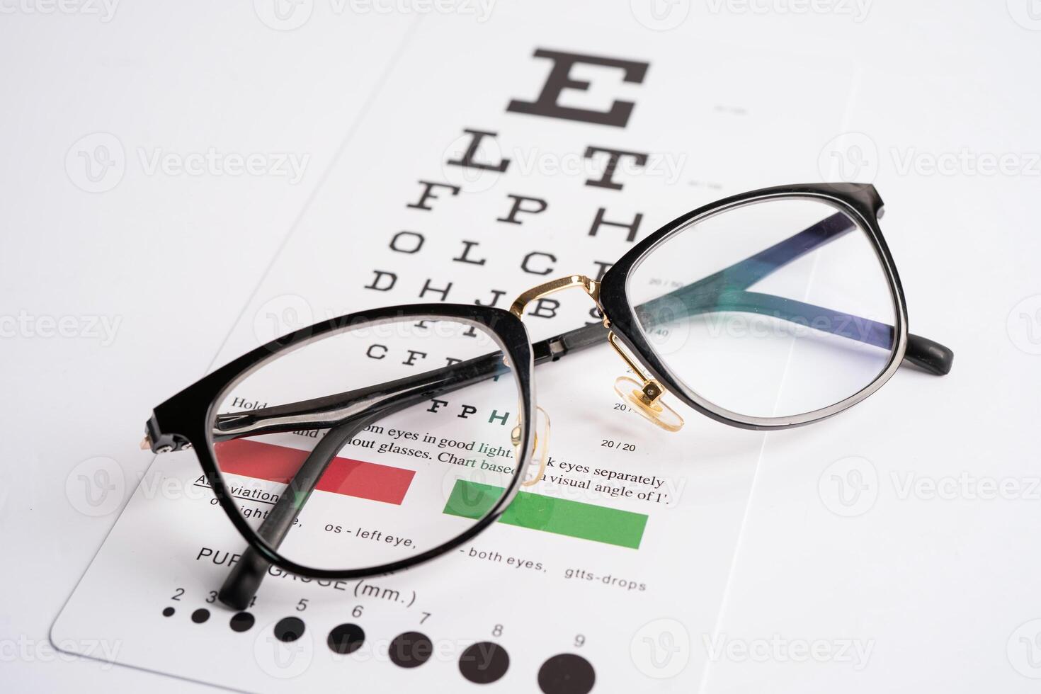 des lunettes sur œil essai examen graphique à vérifier vue précision de en lisant. photo