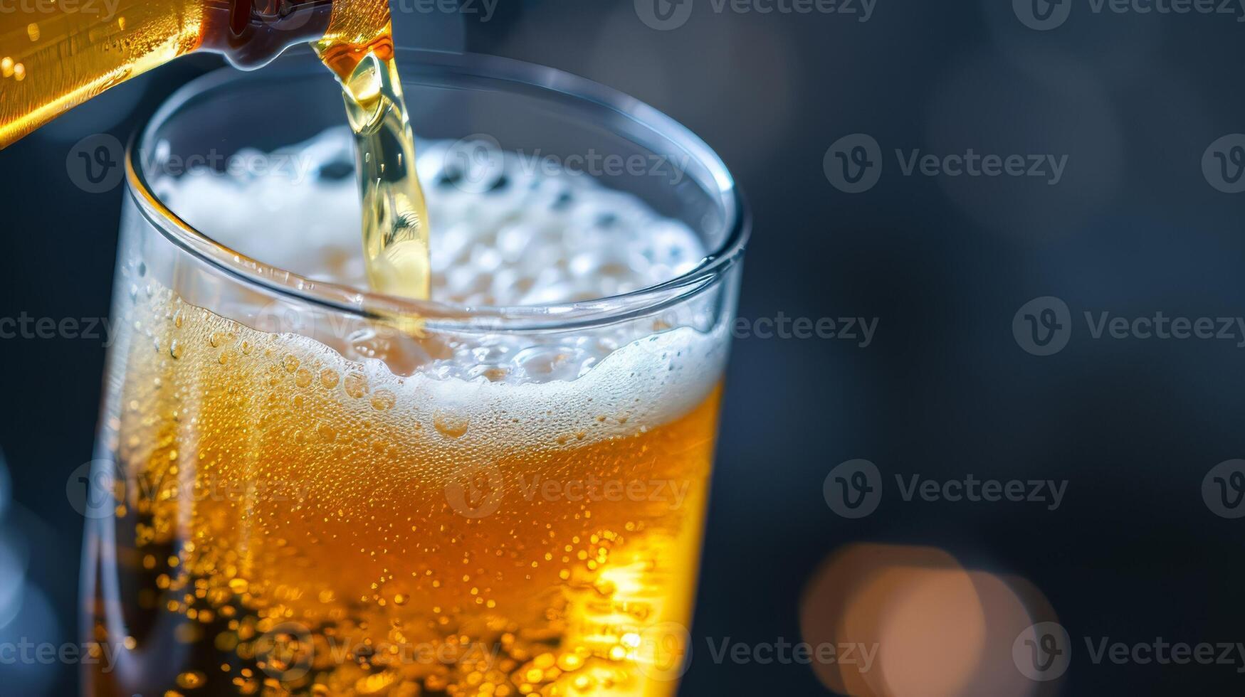 verser Bière dans verre photo