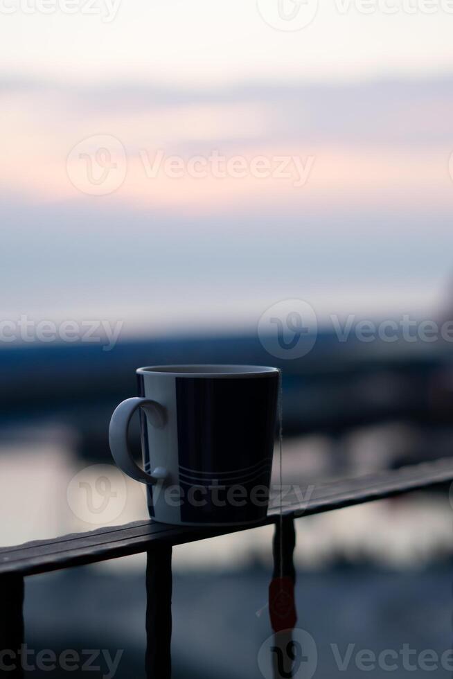 Matin fermer thé dans tasse, lever du soleil bokeh surplombant port vues dans Taïwan photo