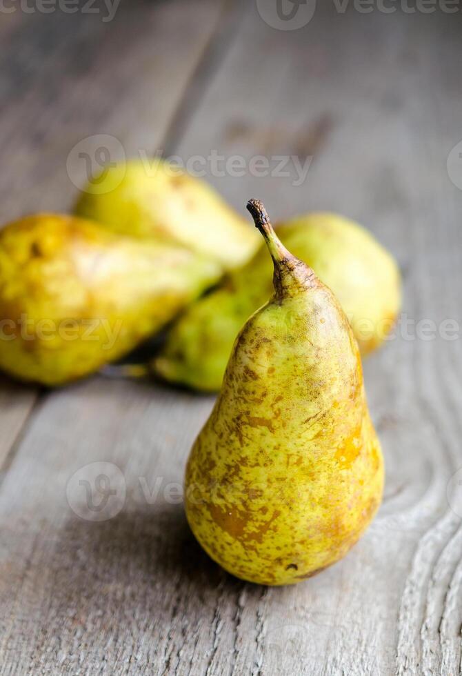 poires jaunes d'affilée photo