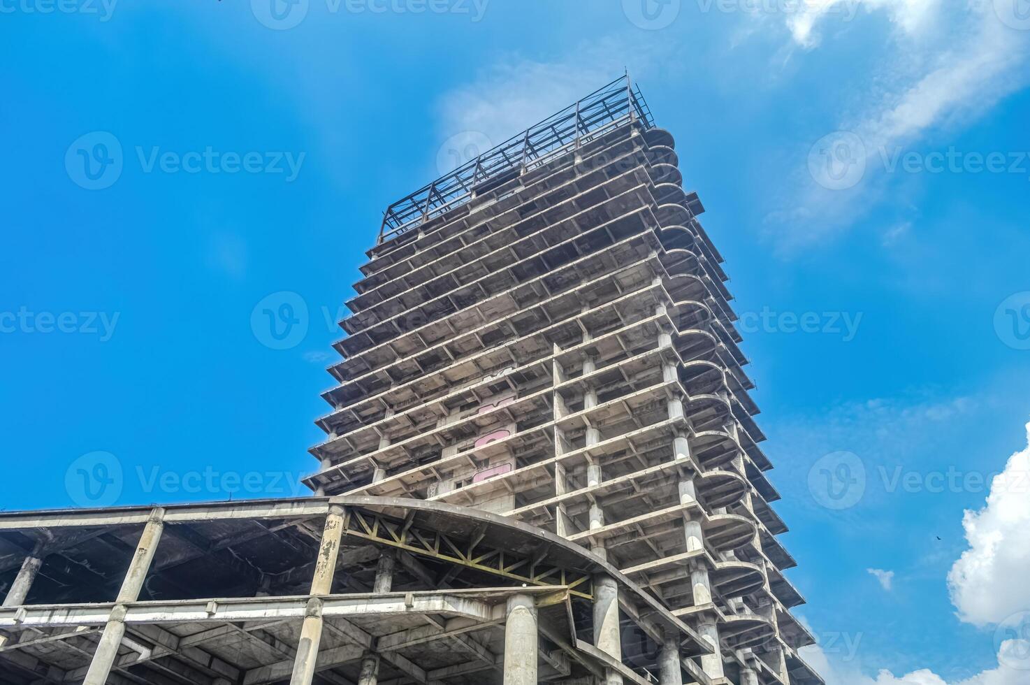 une haute monter bâtiment dont construction a ne pas été terminé et est abandonné pendant le journée avec copie espace photo