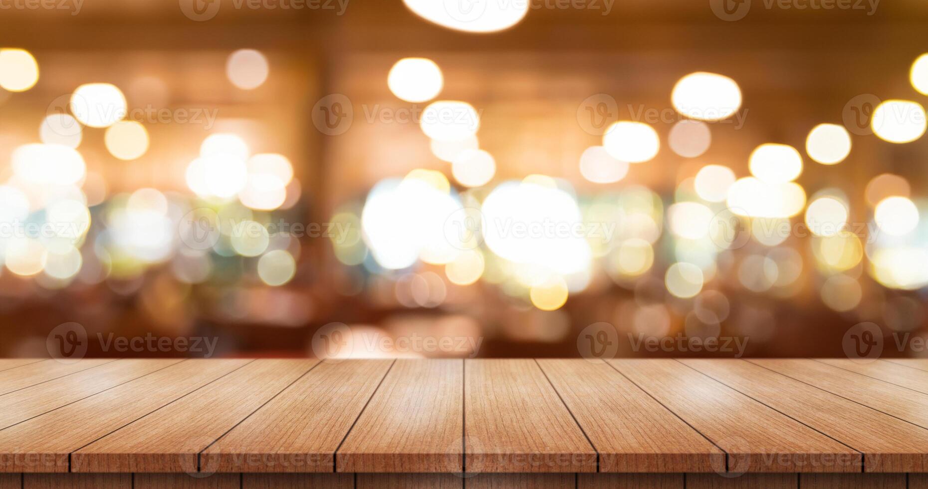 vide en bois table Haut avec lumières bokeh sur brouiller restaurant Contexte. photo