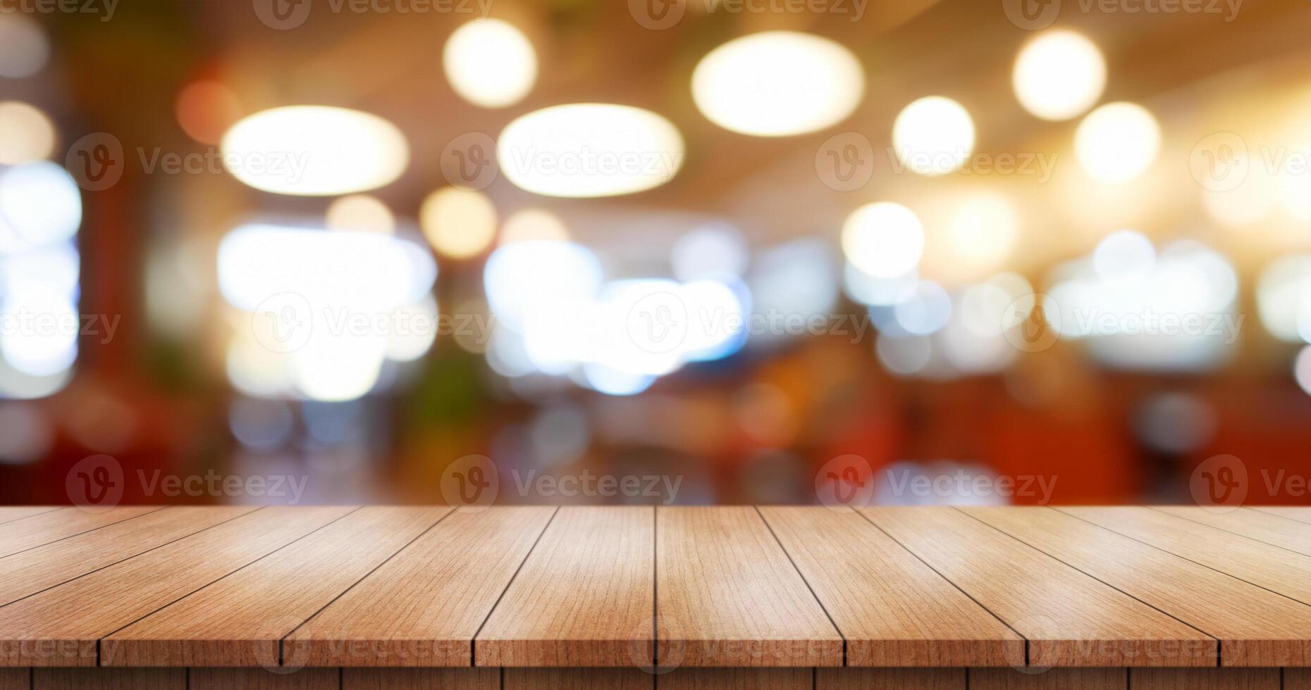 vide en bois table Haut avec lumières bokeh sur brouiller restaurant Contexte. photo