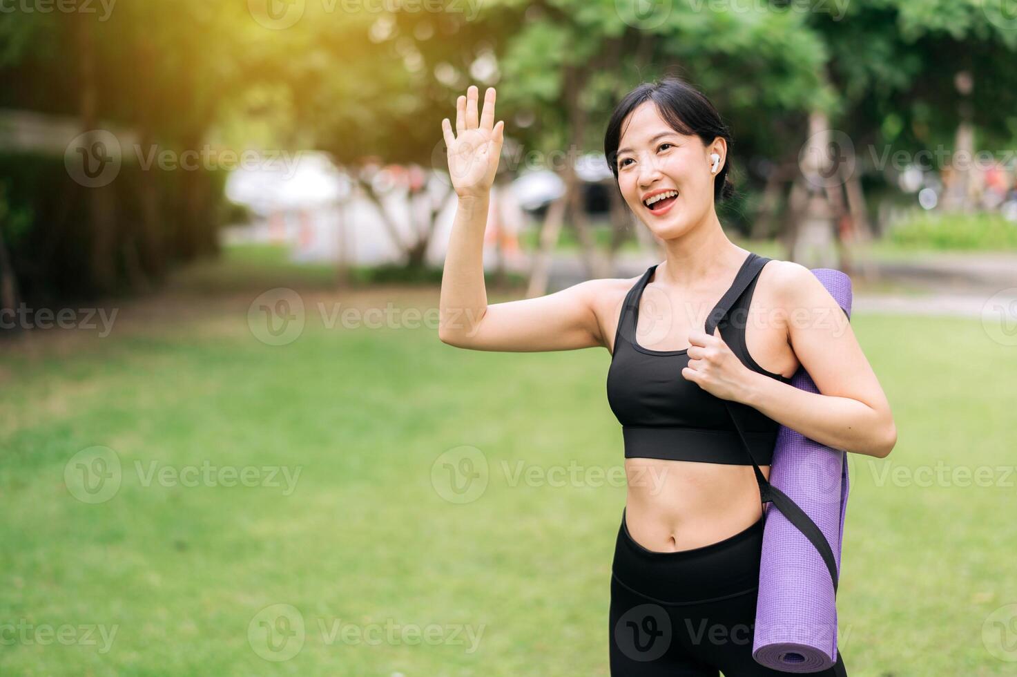 yoga fille. aptitude et bien-être présenté comme une svelte asiatique fille des exercices avec une tapis dans le parc à le coucher du soleil. embrassement santé et actif vie. photo