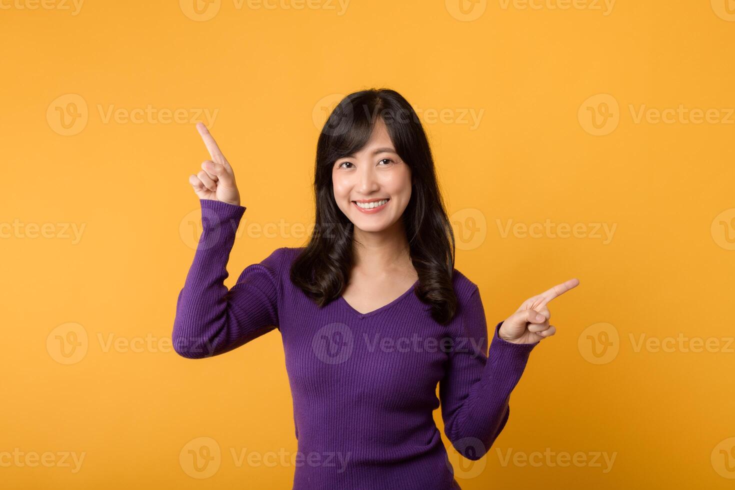 avoir expert achats Conseil de une de bonne humeur Jeune asiatique femme dans sa 30s portant violet chemise isolé sur Jaune Contexte. ici à Aidez-moi pour choisir le meilleur avec une sourire. explorer mode conseils concept. photo
