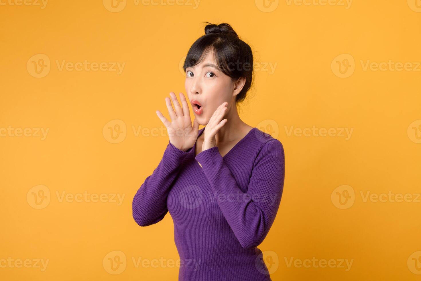 Ouah. Jeune émotif surpris 30s asiatique femme permanent avec ouvert bouche. magnifique femelle demi-longueur de face portrait isolé sur Jaune studio Contexte. Humain émotions, faciale expression concept. photo