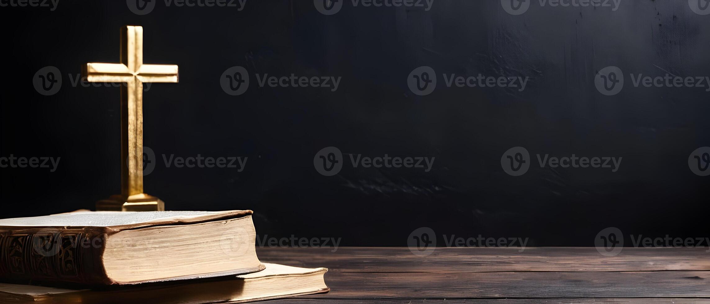 vieux saint Bible avec d'or traverser sur vieux rustique ancien en bois table et noir mur. église Foi Christian Contexte bannière panorama photo