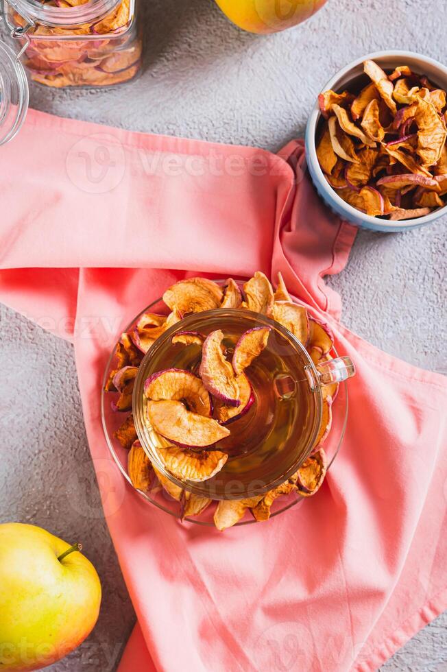 sucré compote avec séché pommes dans une agresser sur le table Haut et verticale vue photo