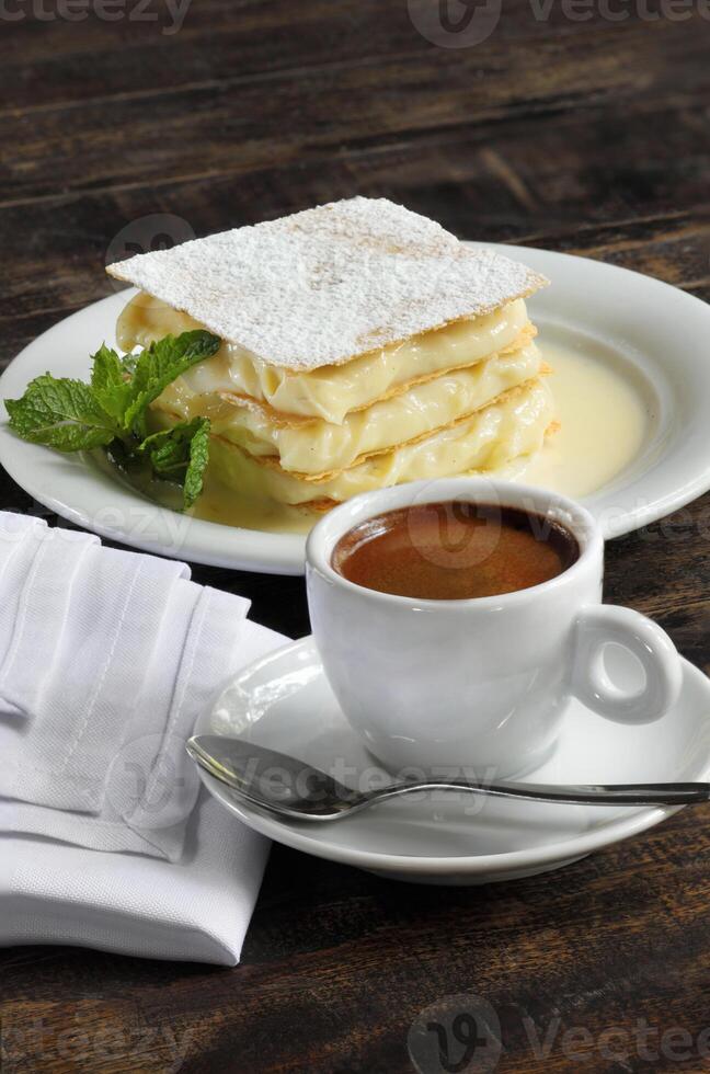 Expresso café avec sucré mille feuille sur le table photo