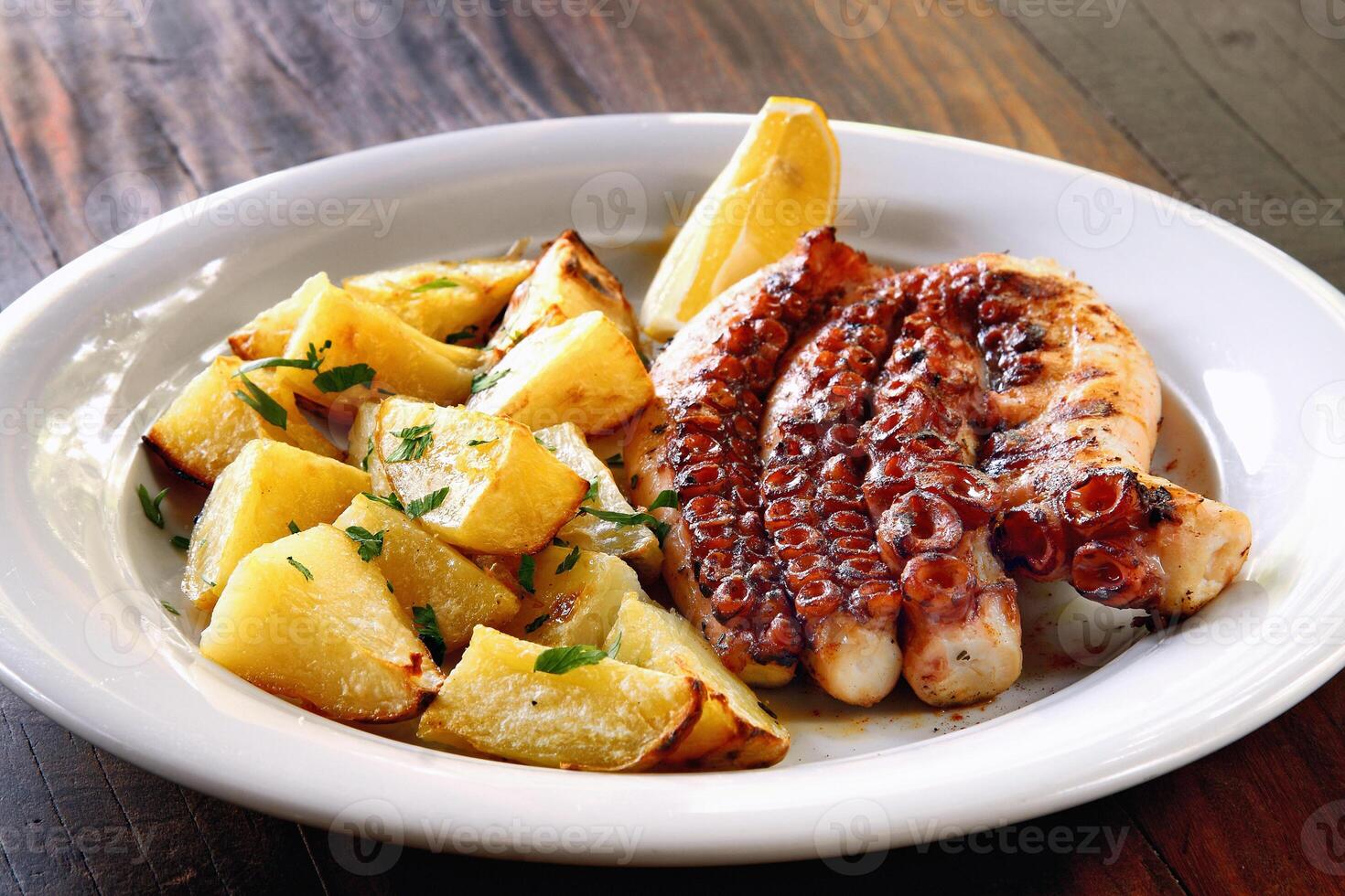 grillé poulpe avec rustique patates sur assiette photo