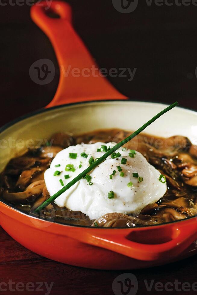 champignon poèle, classique de français cuisine photo