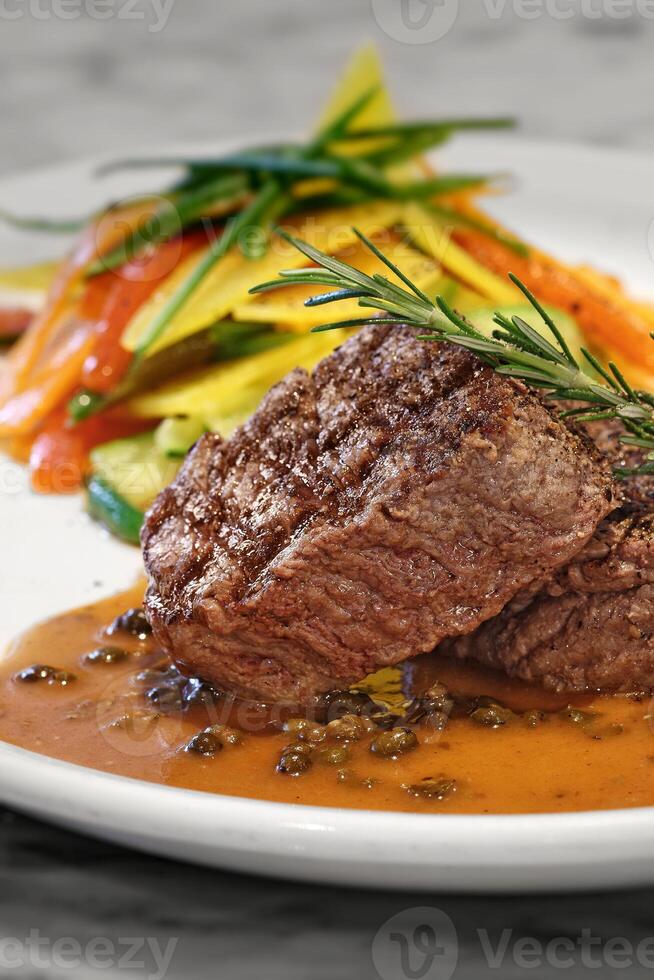 filet au poivre vert avec légume tranches sur assiette photo