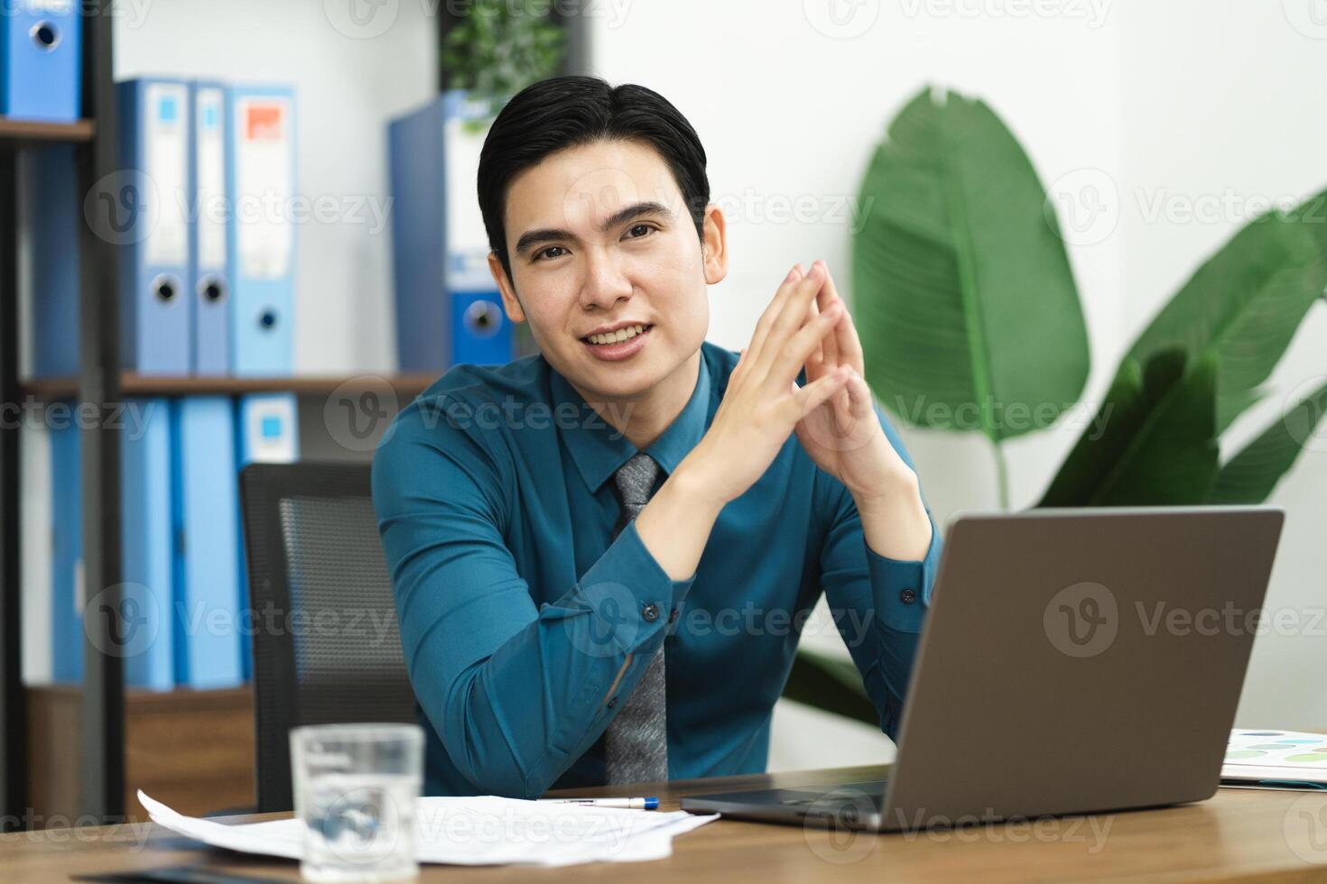 image de asiatique Masculin homme d'affaire travail dans le Bureau photo