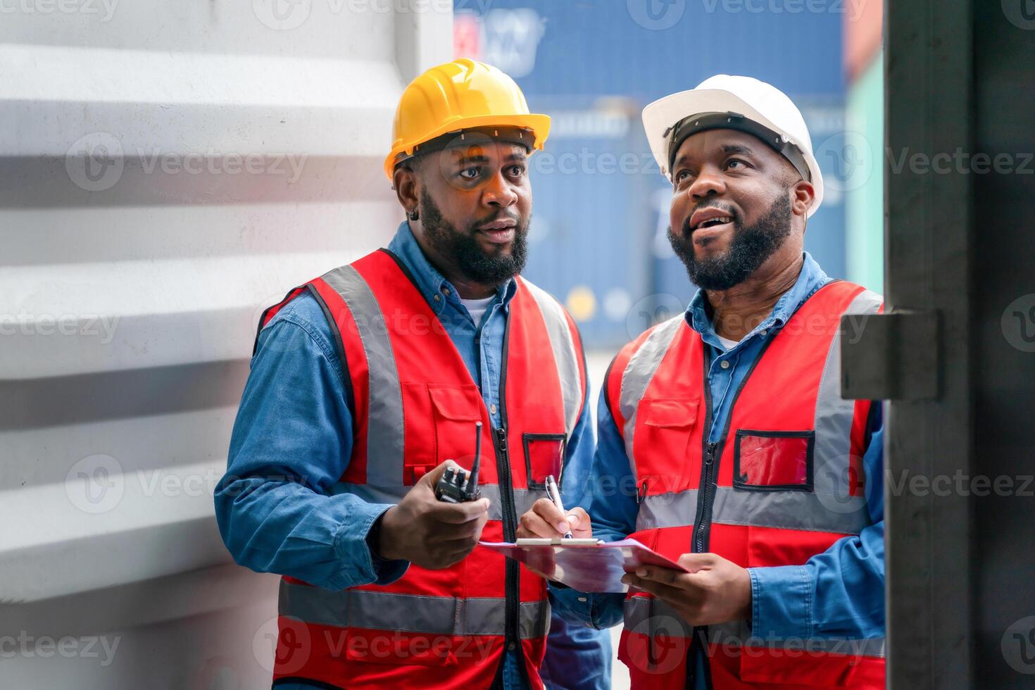 portrait de deux africain ingénieur ou contremaître porte ppe vérification récipient espace de rangement avec cargaison récipient Contexte à le coucher du soleil. logistique global importer ou exportation livraison industriel concept. photo