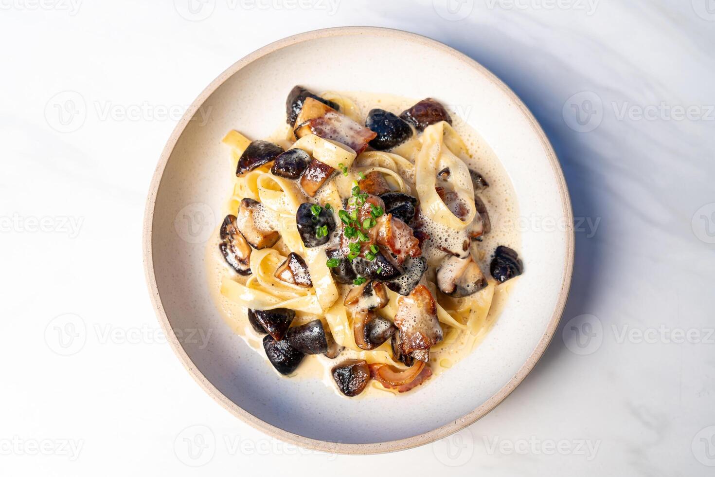 Champignon fettuccine truffé sur assiette photo