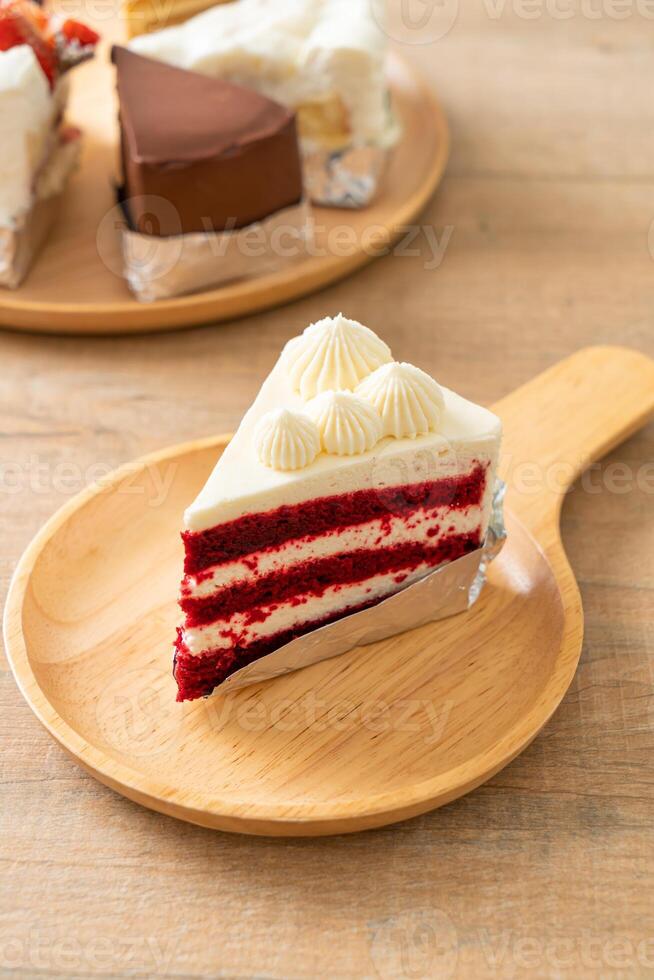 Gâteau de velours rouge sur assiette photo