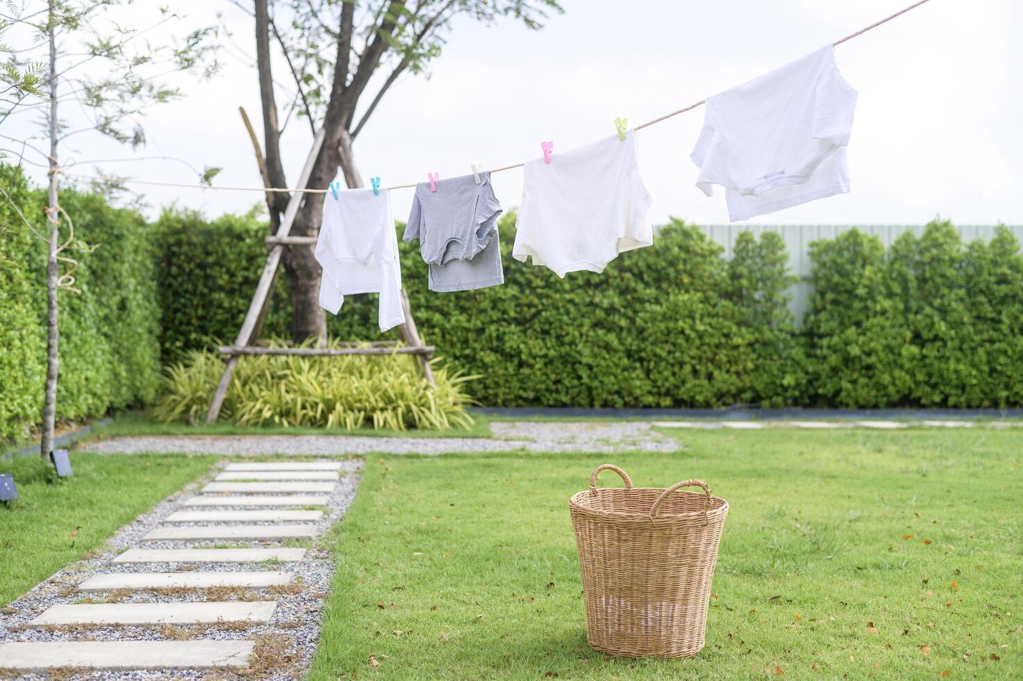 vêtements pendaison blanchisserie sur la lessive ligne pour séchage contre bleu ciel Extérieur photo