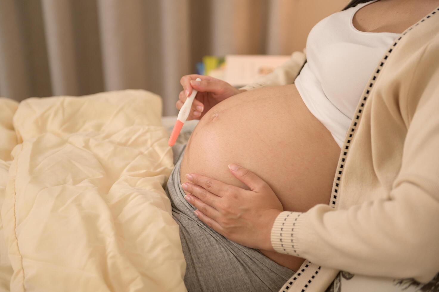 magnifique Enceinte femme en portant positif grossesse test, la fertilité infertilité traitement, FIV, futur maternité concept photo