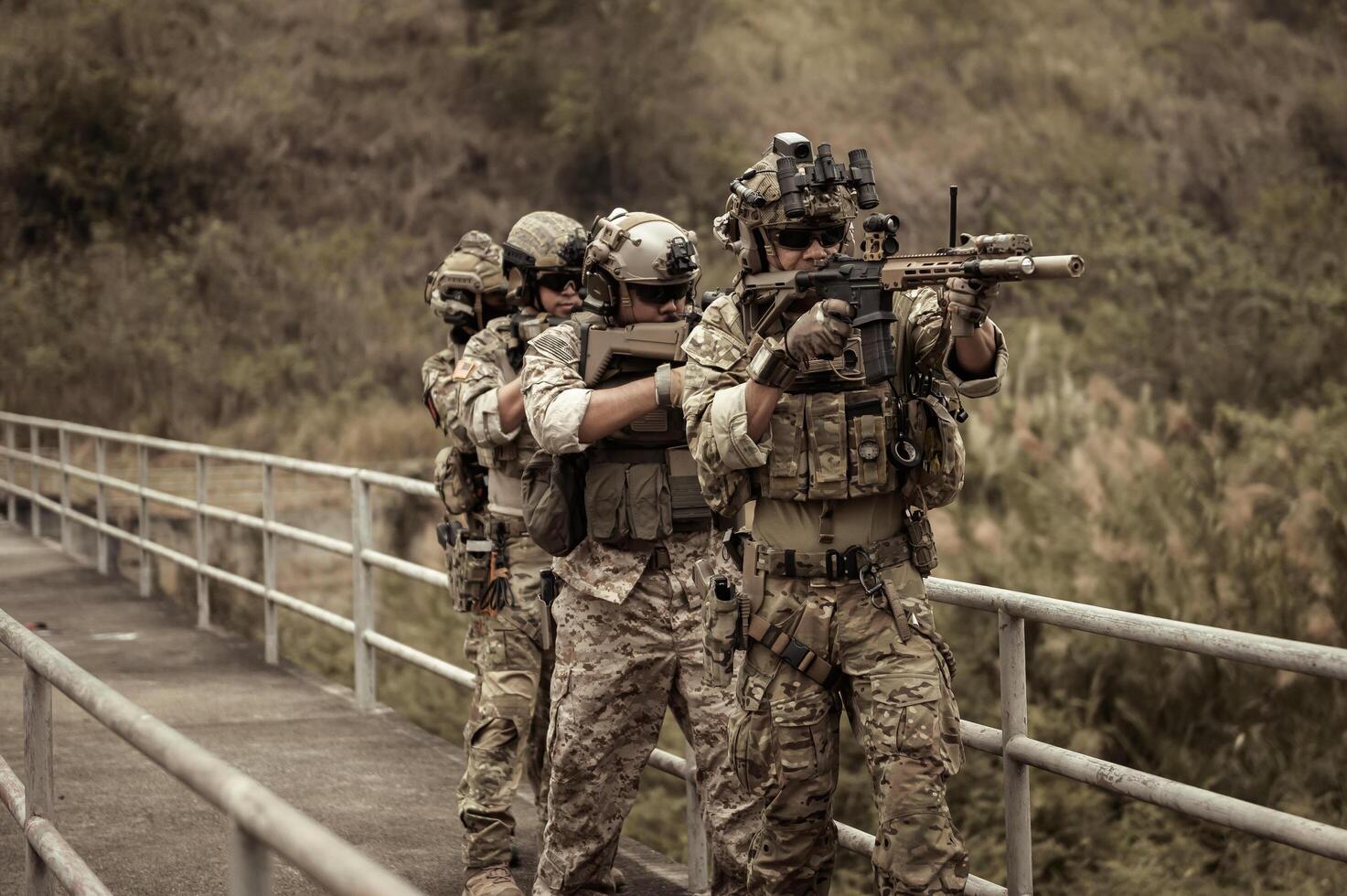 soldats dans camouflage uniformes visée avec leur fusilsprêt à Feu pendant militaire opération dans le forêt soldats formation dans une militaire opération photo