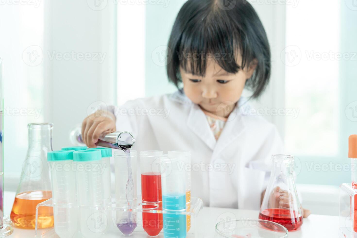 les enfants scientifique éducation scientifique dans laboratoire. médical enfant apprentissage, biotechnologie, découvrir, imaginer, exécutif fonction, enfant, éducation, intelligence quotient, émotif quotient photo