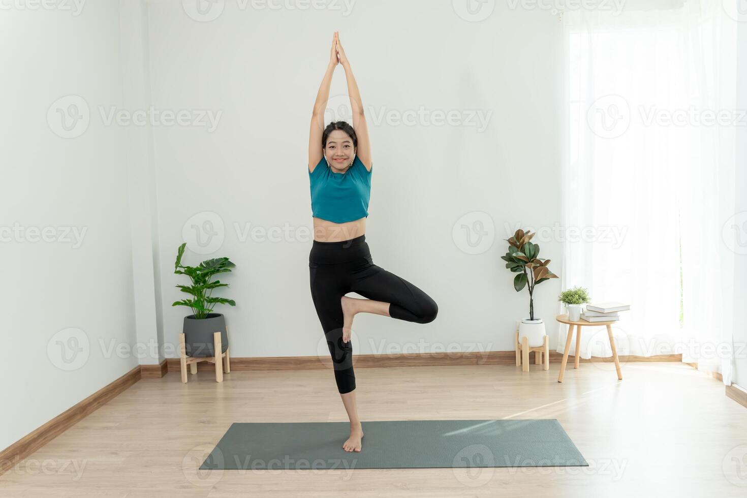 svelte asiatique femme entraine toi yoga activité dans condo ou maison. asiatique femme Faire des exercices dans Matin. équilibre, méditation, relaxation, bien santé, content, se détendre, en bonne santé mode de vie, régime, svelte photo