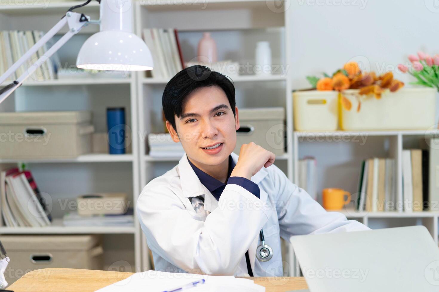 photo de Jeune asiatique Masculin médecin travail à Bureau