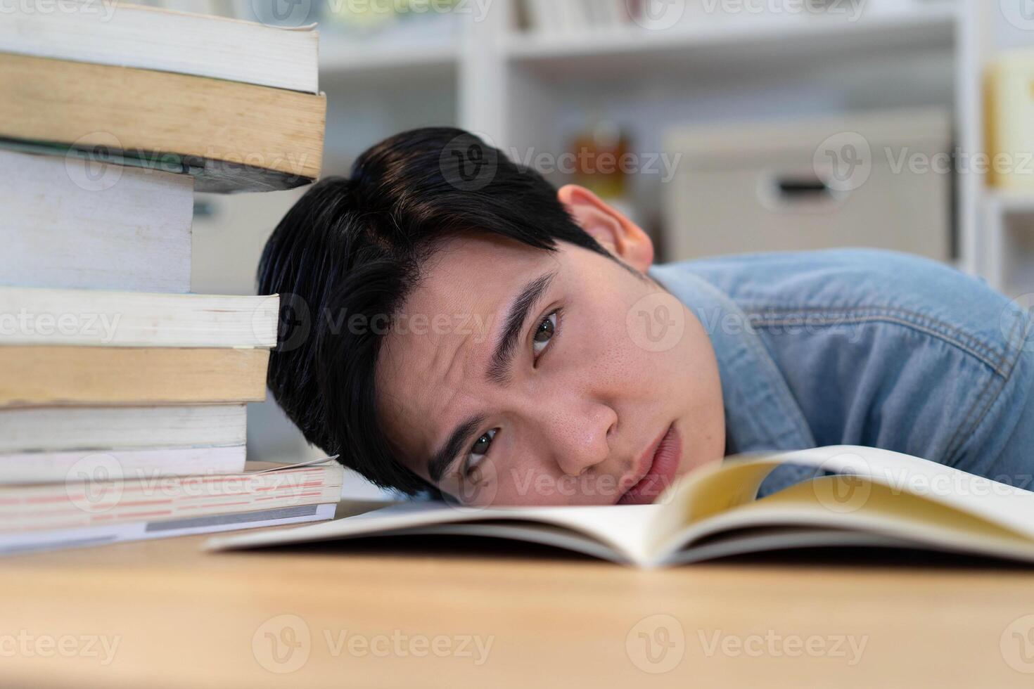 Jeune asiatique homme d'affaire travail à Accueil photo