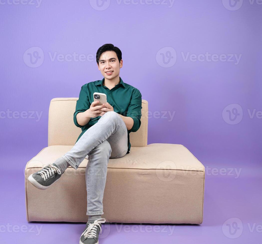 Jeune asiatique homme d'affaire sur violet Contexte photo