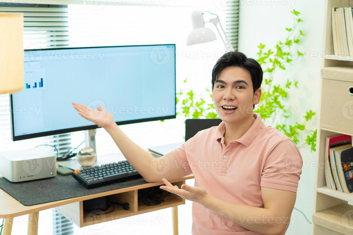 photo de Jeune asiatique homme à Accueil