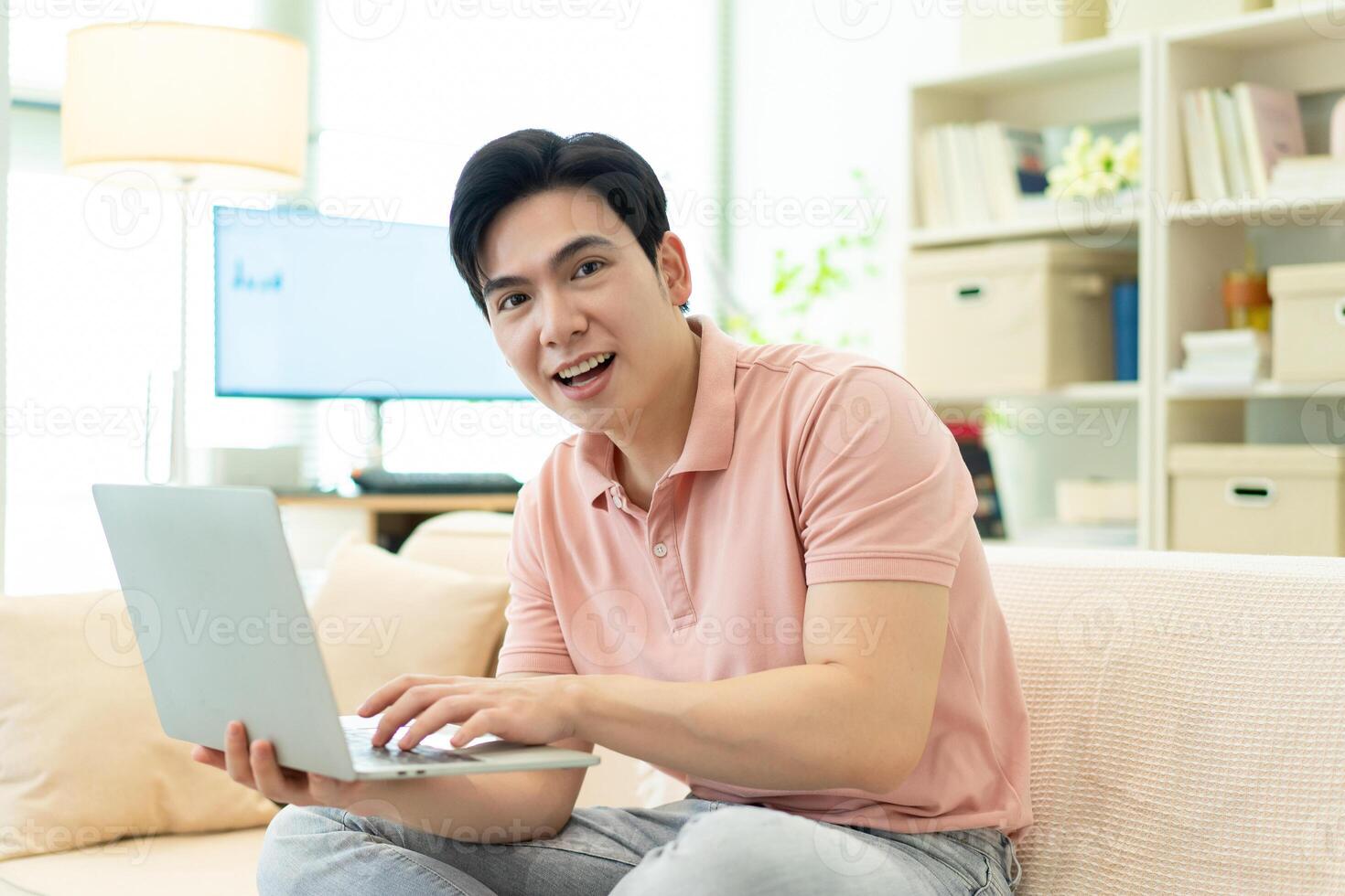 photo de Jeune asiatique homme à Accueil