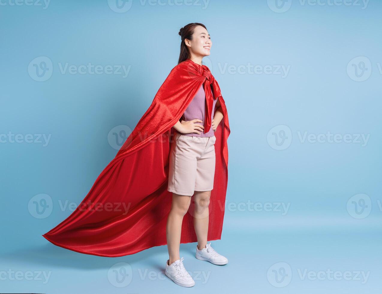 Jeune asiatique femme portant une rouge manteau photo