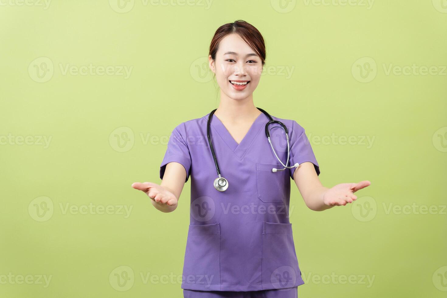 photo de Jeune asiatique femme médecin sur vert Contexte