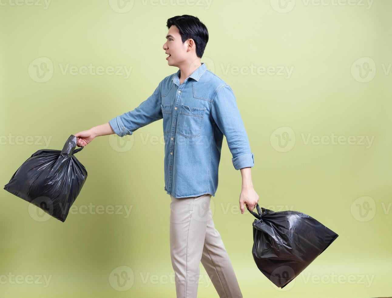 photo de Jeune asiatique homme sur vert Contexte