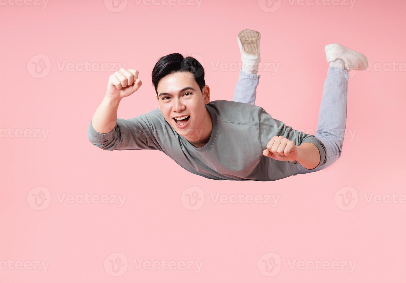 photo de Jeune asiatique homme en volant sur Contexte