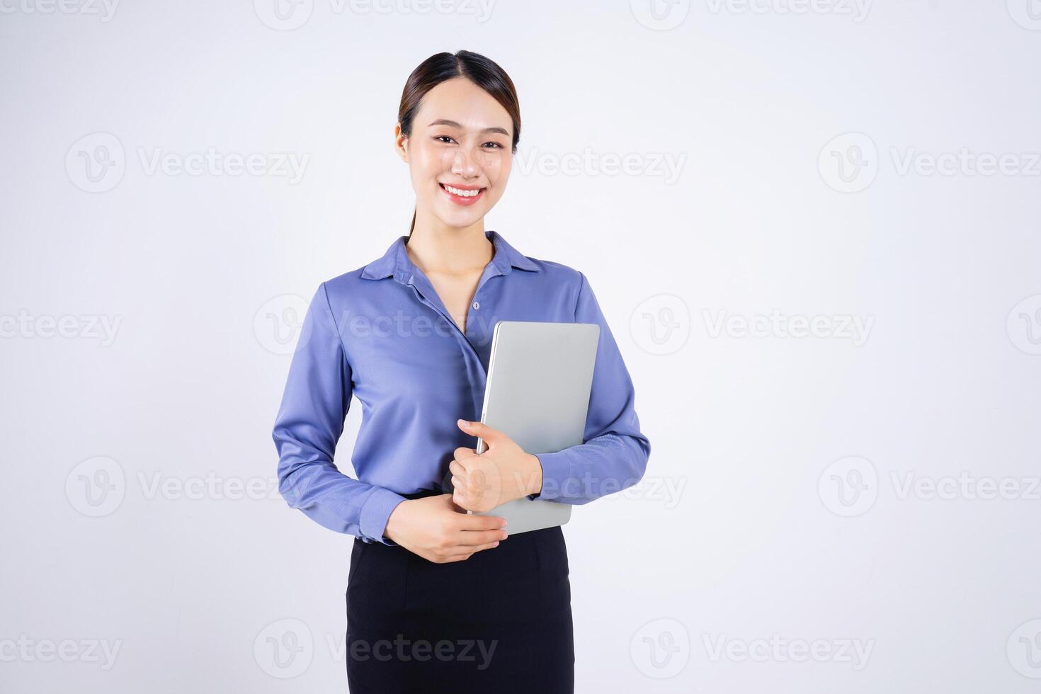 photo de Jeune asiatique femme d'affaires sur blanc Contexte