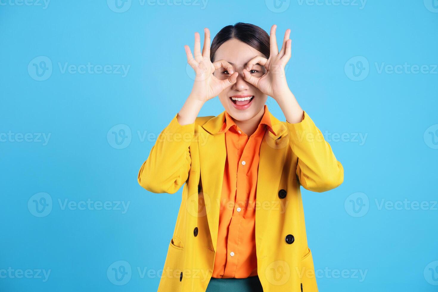 photo de Jeune asiatique femme d'affaires avec coloré costume sur Contexte