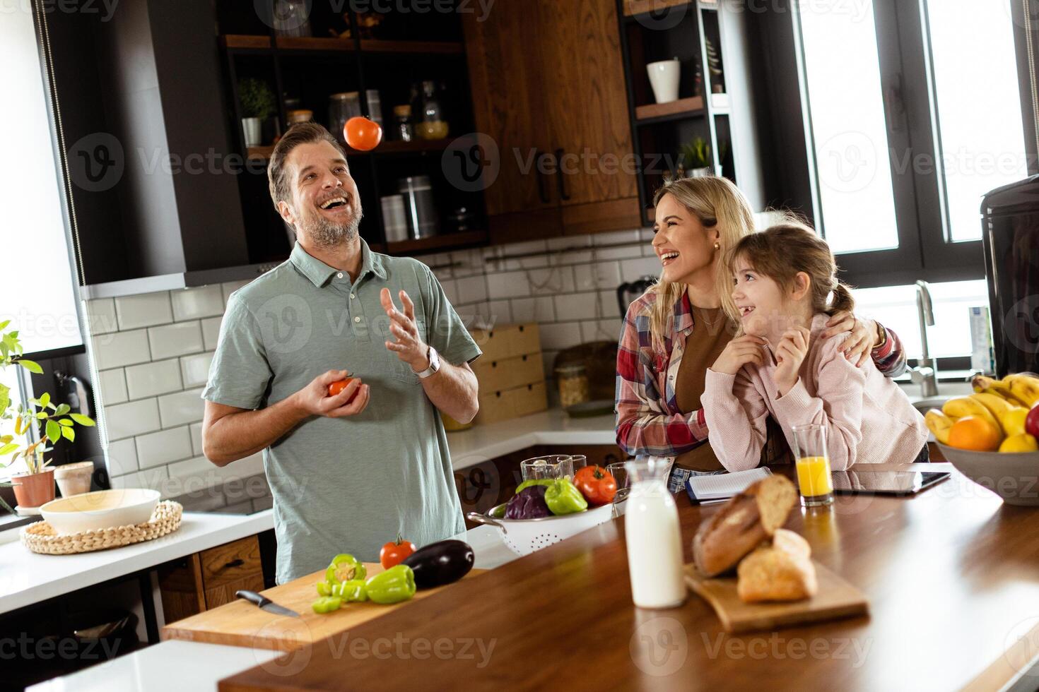 famille bavardage et en train de préparer nourriture autour une animé cuisine compteur rempli avec Frais Ingrédients et cuisine ustensiles photo