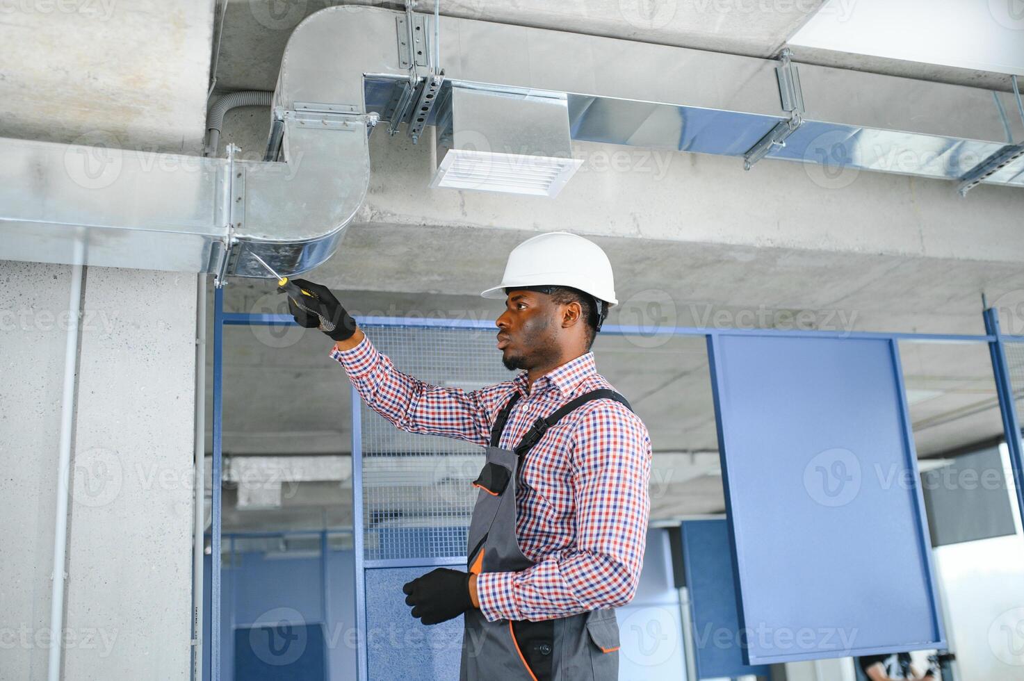 ventilation système installation et réparation service. HVAC technicien à travail. bannière copie espace photo