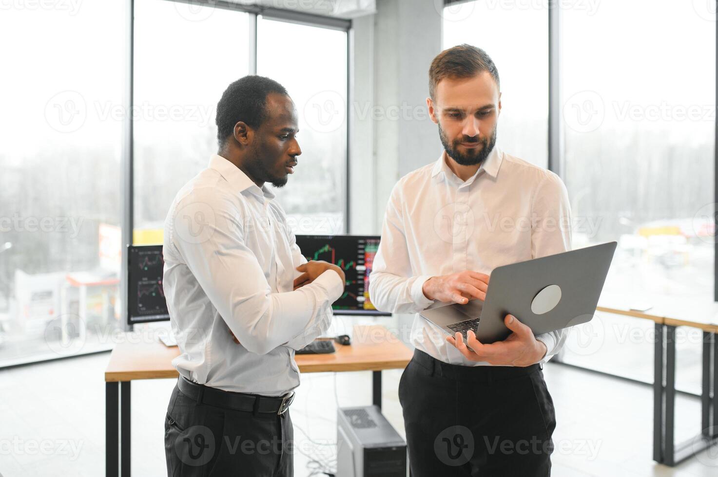 deux diverse crypto les commerçants courtiers Stock échange marché investisseurs discuter commerce graphiques recherche rapports croissance en utilisant PC ordinateur à la recherche à écran en cours d'analyse investir stratégie, financier des risques photo