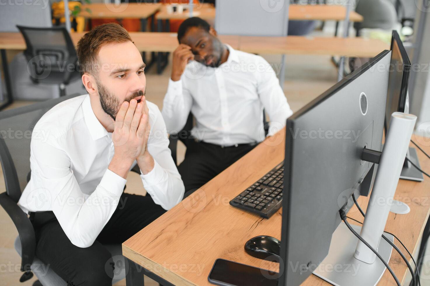 deux malheureux fatigué homme d'affaire, entreprise directeur, est assis à le lieu de travail, fatigué de en ligne travail, stressé, nerveux, massages le pont de le sien nez, fermé le sien yeux, expérience une mal de crâne photo