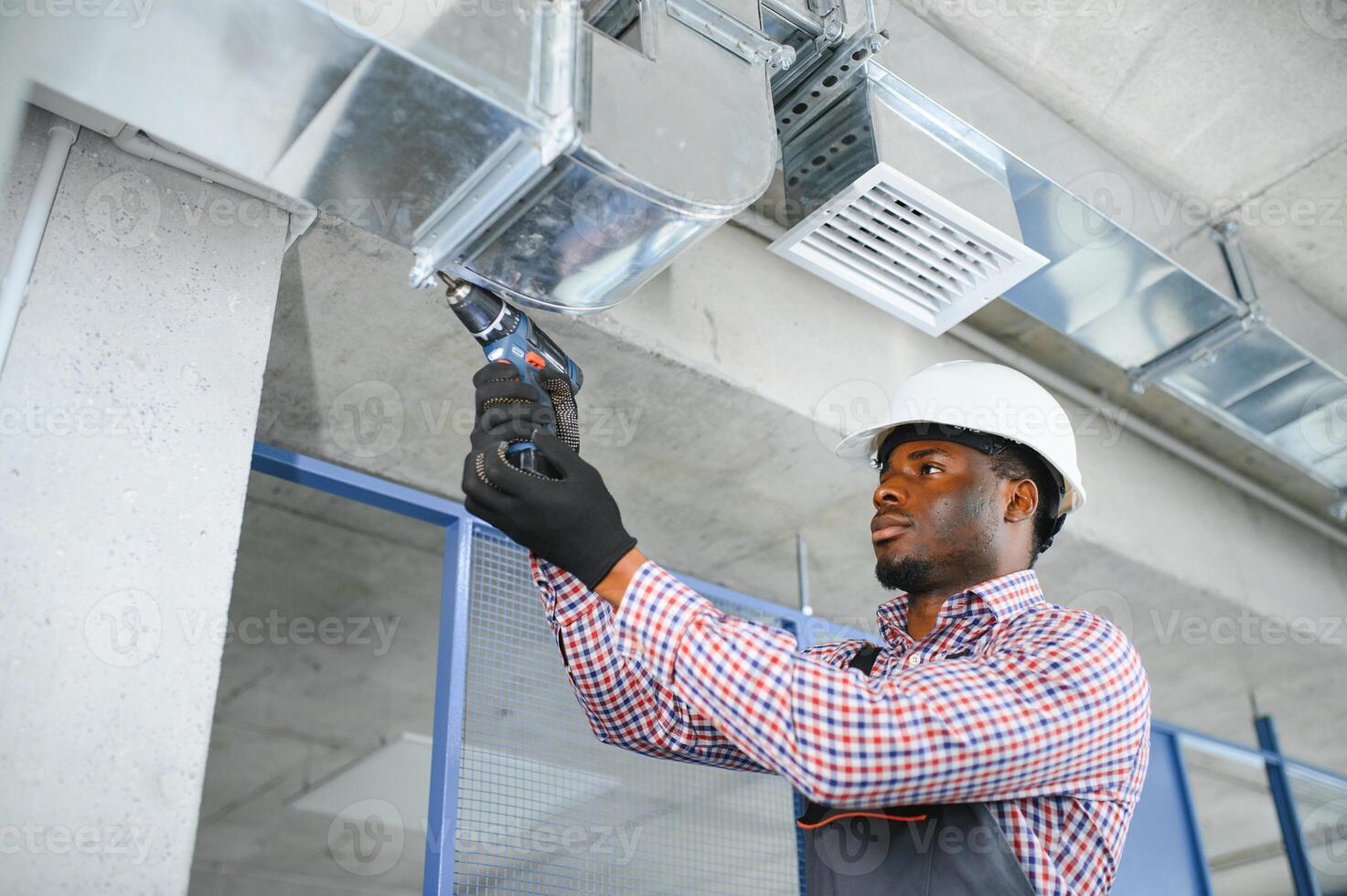 HVAC africain ouvrier installer canalisé tuyau système pour ventilation et air conditionnement. copie espace photo