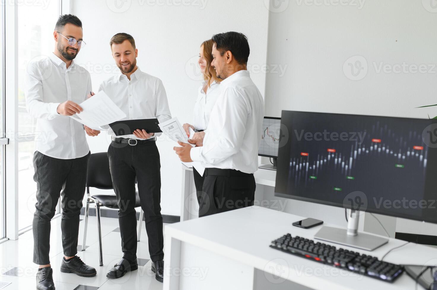 équipe au travail. groupe de jeunes gens d'affaires en vêtements décontractés intelligents travaillant ensemble dans un bureau créatif photo