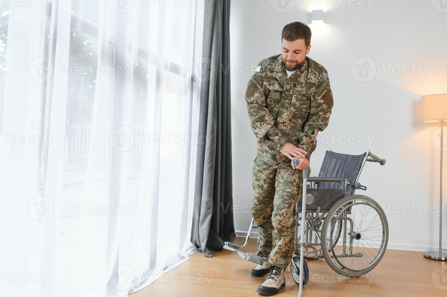 soldat en essayant à avoir en haut de le fauteuil roulant. photo
